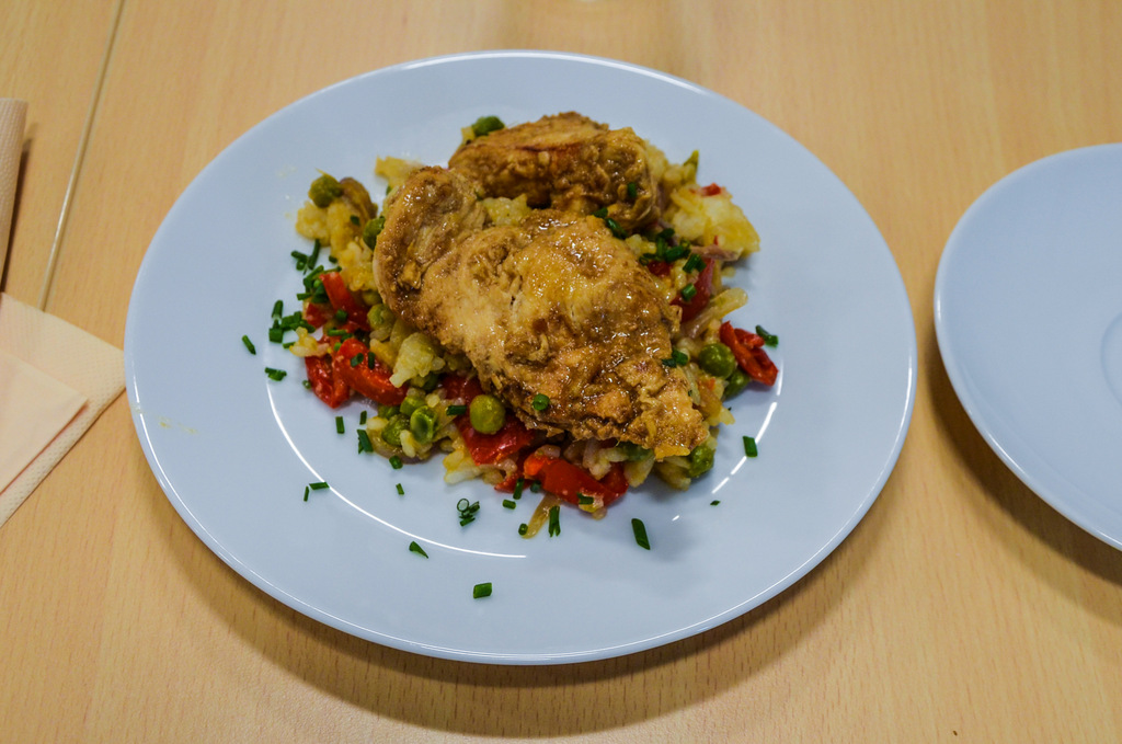 Zdjęcie główne przedstawia danie wykonane podczas warsztatu kulinarnego - kurczaka teriyaki.