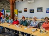 Zdjęcie przedstawia seniorów podczas spotkania pod nazwą Kawiarenka Seniora