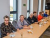Zdjęcie przedstawia seniorów podczas spotkania pod nazwą Kawiarenka Seniora