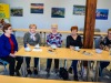 Zdjęcie przedstawia seniorów podczas spotkania pod nazwą Kawiarenka Seniora