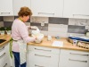 Zdjęcie przedstawia uczestniczę Klubu SENIOR+ podczas warsztatu kulinarnego.
