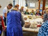 Zdjęcie przedstawia uczestników Klubu SENIOR+ podczas warsztatu kulinarnego.