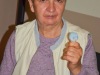 Uczestniczka zajęć podczas tworzenia motanki.