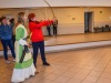 Uczestnicy zajęć podczas strzelania z łuku.