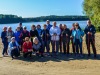 Zdjęcie przedstawia seniorów podczas marszu nordic walking na nabrzeżu Jeziora Więcborskiego.