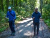 Zdjęcie przedstawia seniorów podczas marszu nordic walking w Lasku Miejskim.