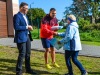 Zdjęcie przedstawia wręczenie certyfikatów poświadczających ukończenie udziału w projekcie.