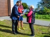 Zdjęcie przedstawia wręczenie certyfikatów poświadczających ukończenie udziału w projekcie.