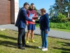 Zdjęcie przedstawia wręczenie certyfikatów poświadczających ukończenie udziału w projekcie.