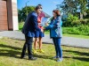 Zdjęcie przedstawia wręczenie certyfikatów poświadczających ukończenie udziału w projekcie.