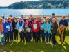 Zdjęcie przedstawia grupę seniorów biorących udział w zajęciach nordic walking po wręczeniu certyfikatów.