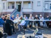 Zdjęcie przedstawia uczestników Klubu SENIOR+ podczas warsztatu muzycznego.